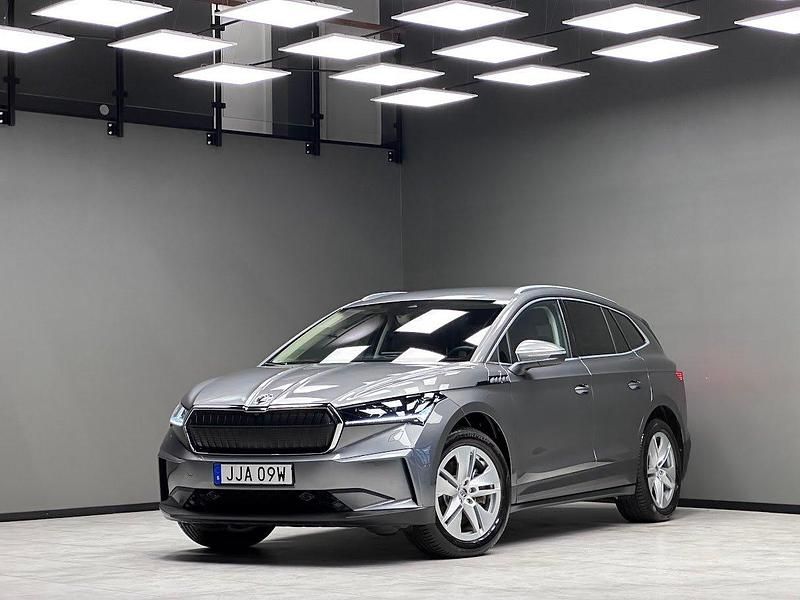 Grå Begagnad 2022 Skoda Enyaq iV Family SUV | 399 900 kr (Marknadspris) - Bild 1/3