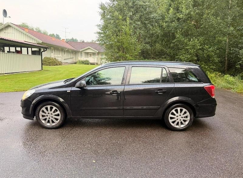 Svart Begagnad 2006 Opel Astra Kombi | 19 900 kr (Marknadspris) - Bild 1/4