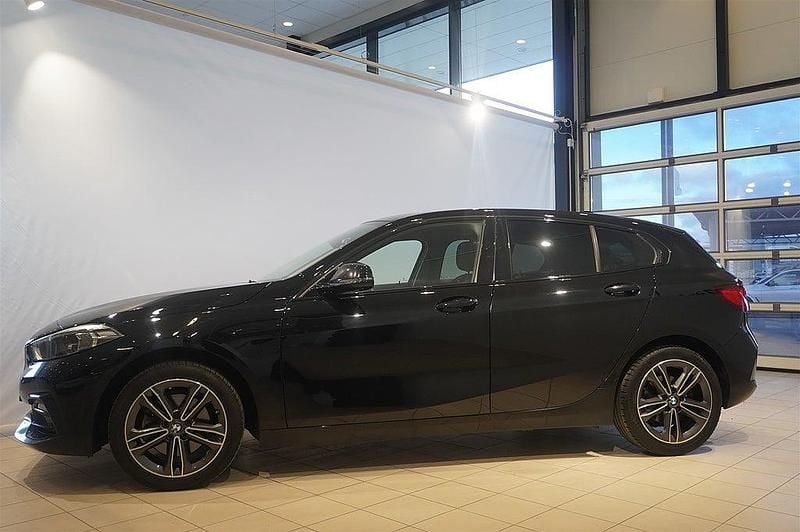 Begagnad BMW 118 Sport Line 136 HK (100 kW) 2021 Svart ii Halvkombi