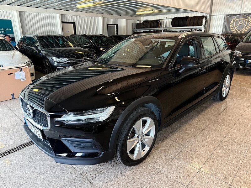 Svart Begagnad 2019 Volvo V60 CC Kombi | 219 900 kr (Marknadspris) - Bild 1/4