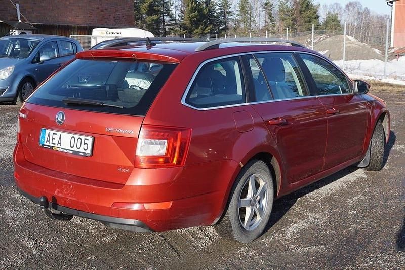 Begagnad Skoda Octavia 105 HK (77 kW) 2014 Röd Halvkombi