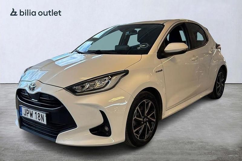 Vit Begagnad 2021 Toyota Yaris Hybrid Active Halvkombi | 144 900 kr (Bra pris) - Bild 1/4