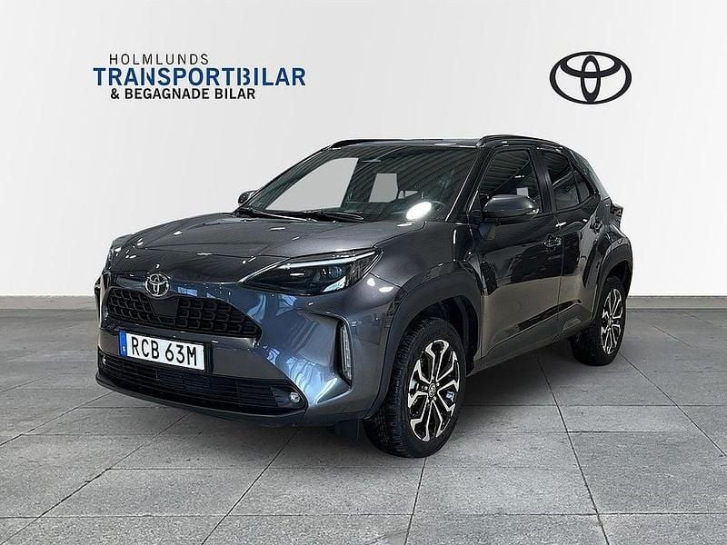 Mörkgrå Begagnad 2025 Toyota Yaris Cross Active SUV | 309 900 kr (Marknadspris) - Bild 1/4
