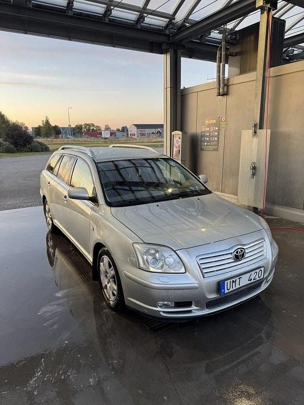 Silver Begagnad 2003 Toyota Avensis Kombi | 23 000 kr (Dyr) - Bild 1/4