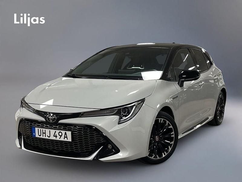 Grå Begagnad 2021 Toyota Corolla Hybrid Sport Halvkombi | 259 000 kr (Marknadspris) - Bild 1/4