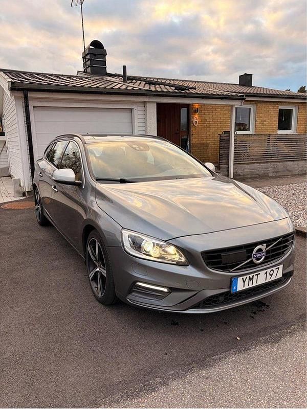 Grå Begagnad 2018 Volvo V60 R-Design Kombi | 187 000 kr - Bild 1/4