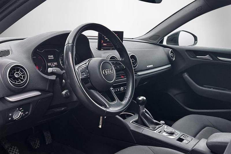 Begagnad Audi A3 Sportback 2017 Svart Halvkombi