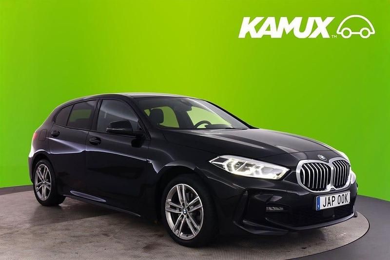 Svart Begagnad 2021 BMW 118 M Sport Halvkombi | 239 800 kr (Marknadspris) - Bild 1/4