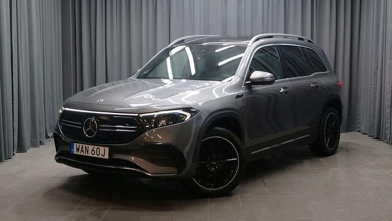Mörkgrå Begagnad 2021 Mercedes EQB350 AMG SUV | 409 000 kr (Marknadspris) - Bild 1/4