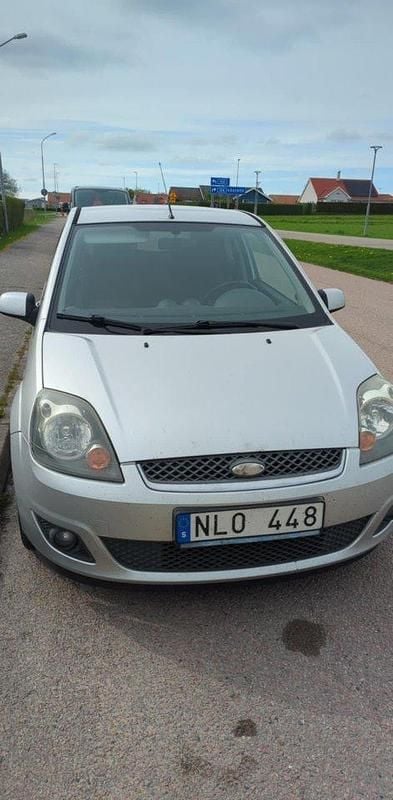 Grå Begagnad 2007 Ford Fiesta Halvkombi | 15 000 kr (Marknadspris) - Bild 1/4