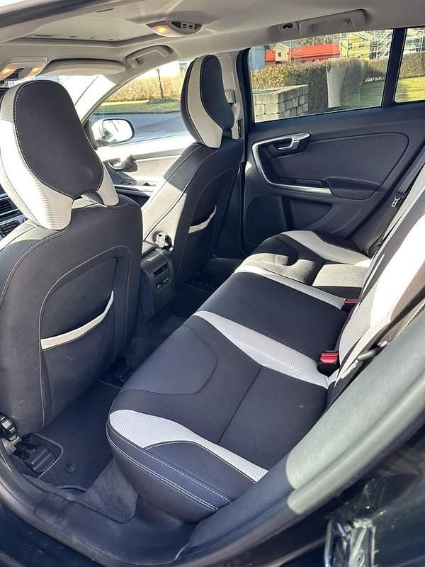 Begagnad Volvo V60 180 HK (132 kW) 2012 Svart metallic Kombi