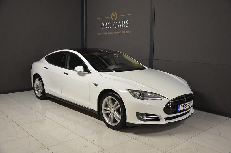 Vit Begagnad 2014 Tesla Model S Halvkombi | 259 000 kr (Lite dyr) - Bild 1/4