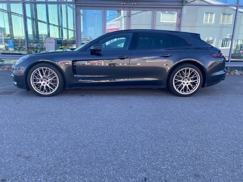 Mörkgrå (volcano grey metallic) Begagnad 2020 Porsche Panamera 4 Sport Turismo Sedan | 915 000 kr (Marknadspris) - Bild 1/4