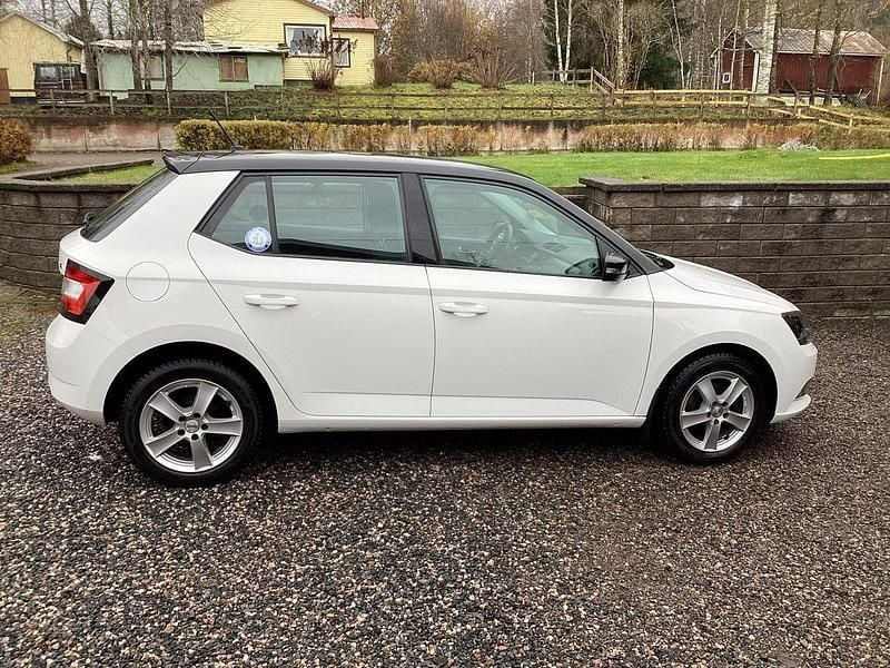 Vit Begagnad 2017 Skoda Fabia Style Halvkombi | 110 000 kr (Marknadspris) - Bild 1/4