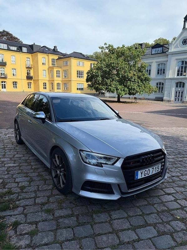 Silver Begagnad 2017 Audi S3 Performance Halvkombi | 255 000 kr (Bra pris) - Bild 1/4
