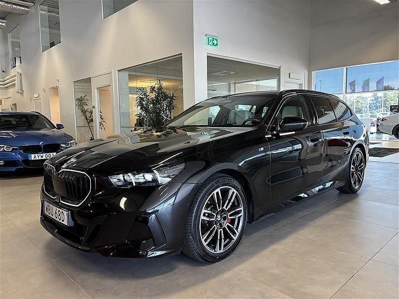 Svart Begagnad 2024 BMW 520 M Sport Kombi | 618 800 kr (Dyr) - Bild 1/4