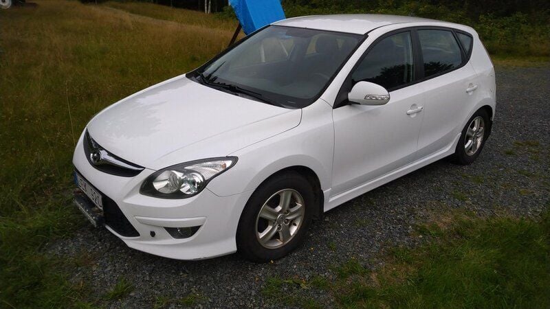 Vit Begagnad 2011 Hyundai i30 Halvkombi | 60 000 kr (Marknadspris) - Bild 1/4