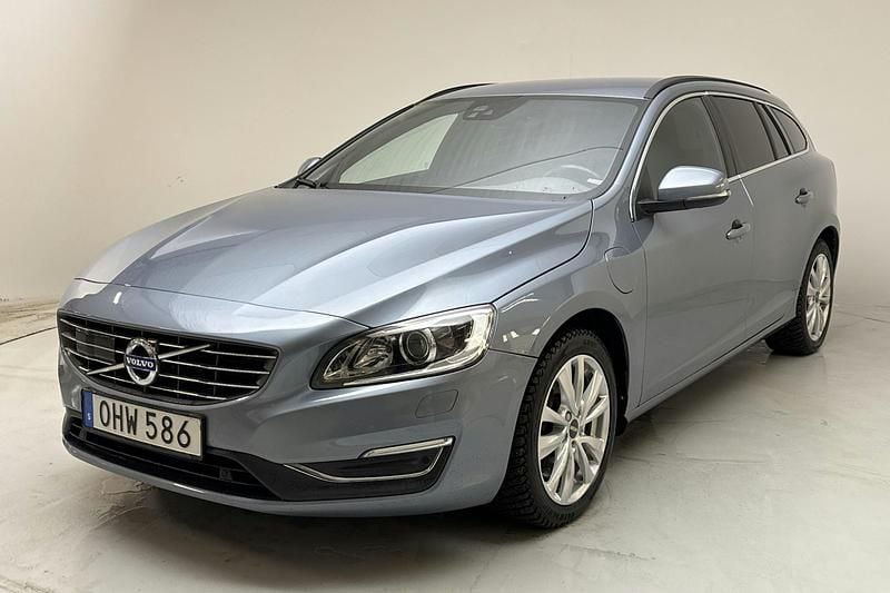 Ljusblå Begagnad 2018 Volvo V60 Momentum Kombi | 199 500 kr - Bild 1/4