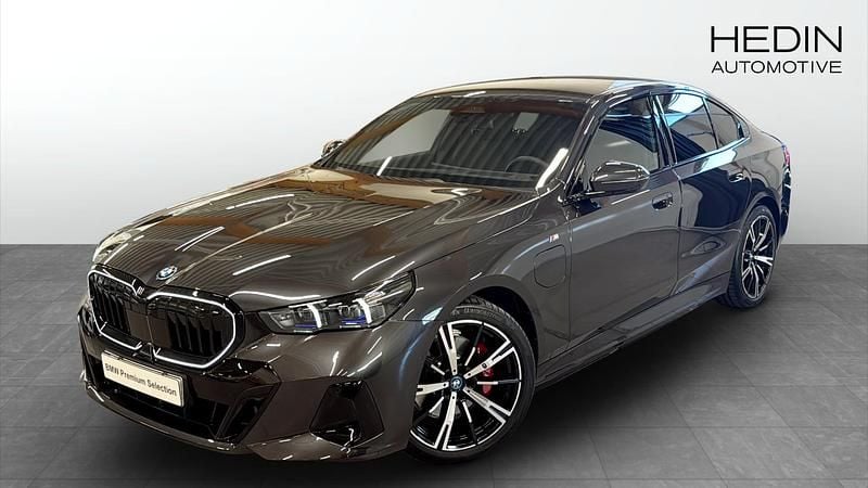 Grå (black) Begagnad 2025 BMW 530e M Sport Sedan | 688 700 kr (Superpris) - Bild 1/4