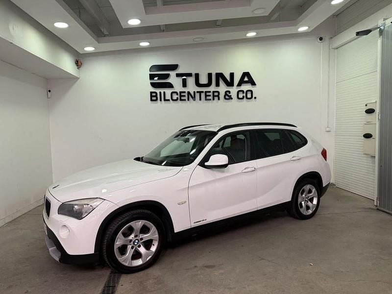 Vit Begagnad 2011 BMW X1 SUV | 74 900 kr (Bra pris) - Bild 1/4