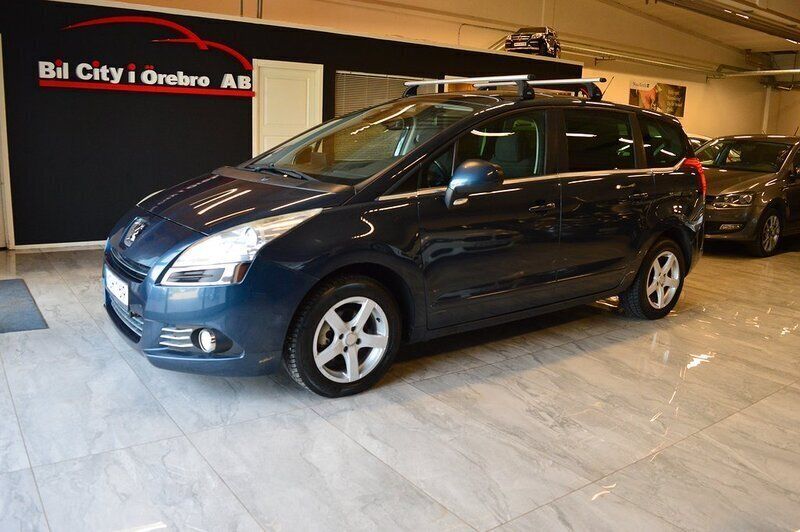 Mörkblå (blå) Begagnad 2013 Peugeot 5008 Minibuss | 69 900 kr (Lite dyr) - Bild 1/4
