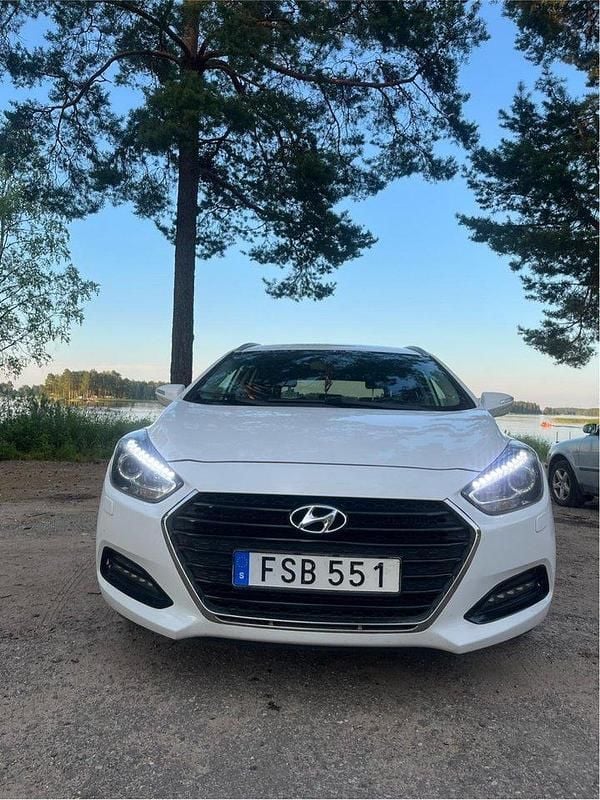 Vit Begagnad 2016 Hyundai i40 Kombi | 99 999 kr (Marknadspris) - Bild 1/4