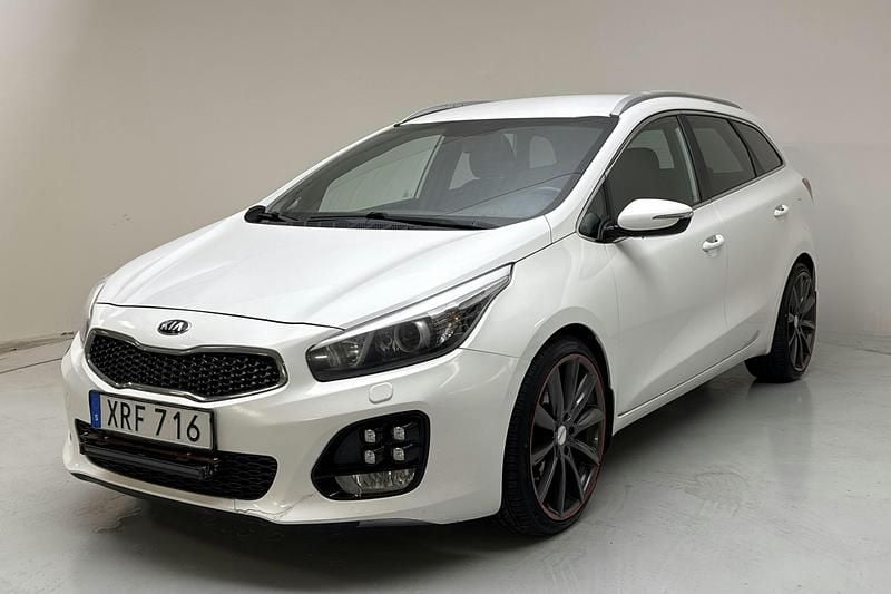 Vit Begagnad 2018 Kia Ceed Sportswagon GT-Line Kombi | 113 000 kr (Marknadspris) - Bild 1/4