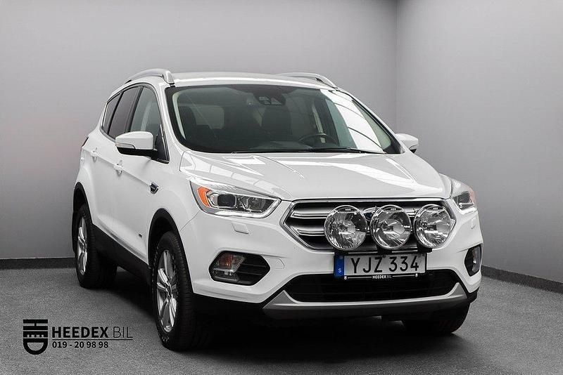 Vit Begagnad 2017 Ford Kuga Titanium SUV | 159 800 kr (Marknadspris) - Bild 1/4