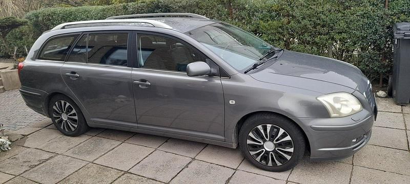 Grå Begagnad 2005 Toyota Avensis Kombi | 12 500 kr (Marknadspris) - Bild 1/4