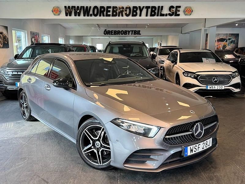 Mörkgrå Begagnad 2020 Mercedes A200 AMG Halvkombi | 239 900 kr (Marknadspris) - Bild 1/4