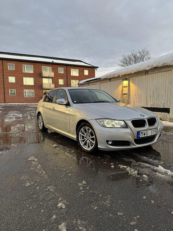 Begagnad BMW 318 143 HK (105 kW) 2009 Sedan