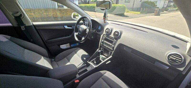 Vit Begagnad 2012 Audi A3 Sportback Attraction Halvkombi | 65 900 kr (Bra pris) - Bild 1/4