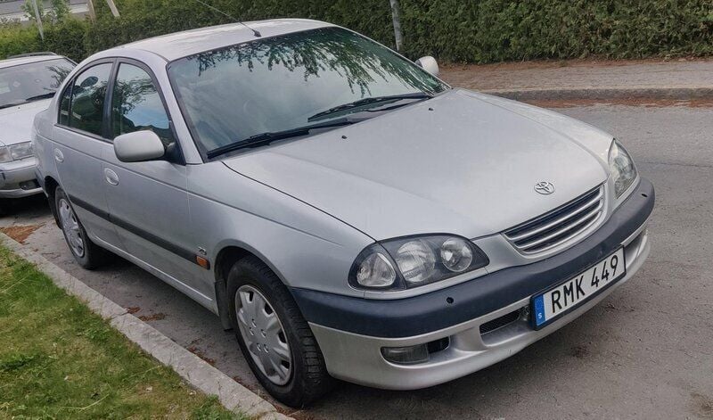 Silver Begagnad 2000 Toyota Avensis Sedan | 16 000 kr (Superpris) - Bild 1/4