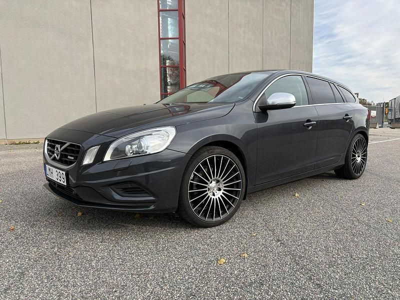 Grå Begagnad 2011 Volvo V60 R-Design Kombi | 110 000 kr (Marknadspris) - Bild 1/4