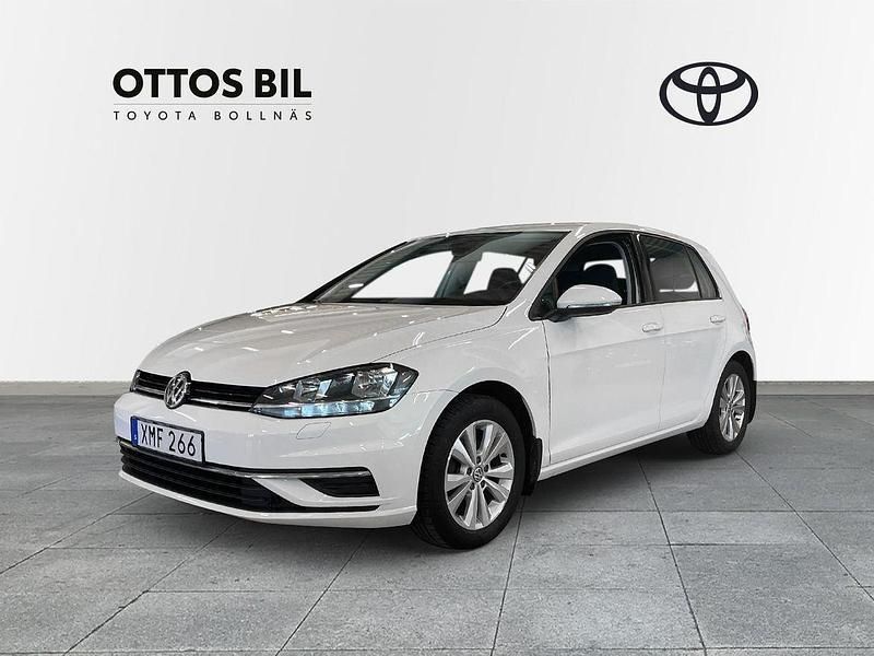 Vit Begagnad 2017 VW Golf VII Halvkombi | 144 900 kr (Marknadspris) - Bild 1/4