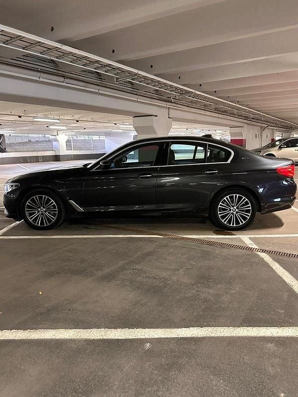 Grå Begagnad 2018 BMW 530e iPerformance Sedan | 260 000 kr (Superpris) - Bild 1/4