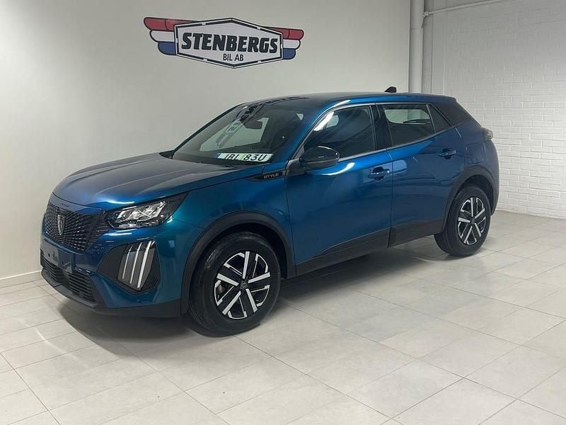 Blå Ny 2025 Peugeot 2008 SUV | 286 900 kr (Marknadspris) - Bild 1/4