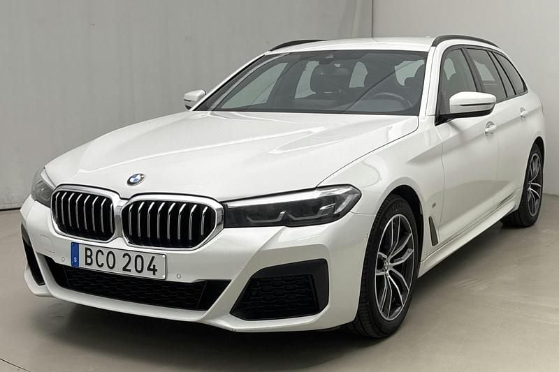 Vit Begagnad 2022 BMW 520 M Sport Kombi | 329 000 kr (Bra pris) - Bild 1/4