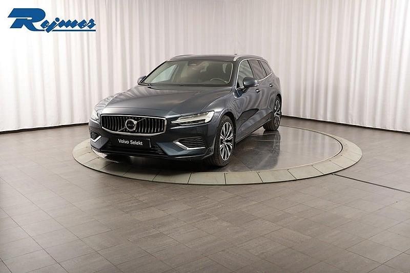 Mörkblå Begagnad 2022 Volvo V60 Core Kombi | 399 900 kr (Lite dyr) - Bild 1/4