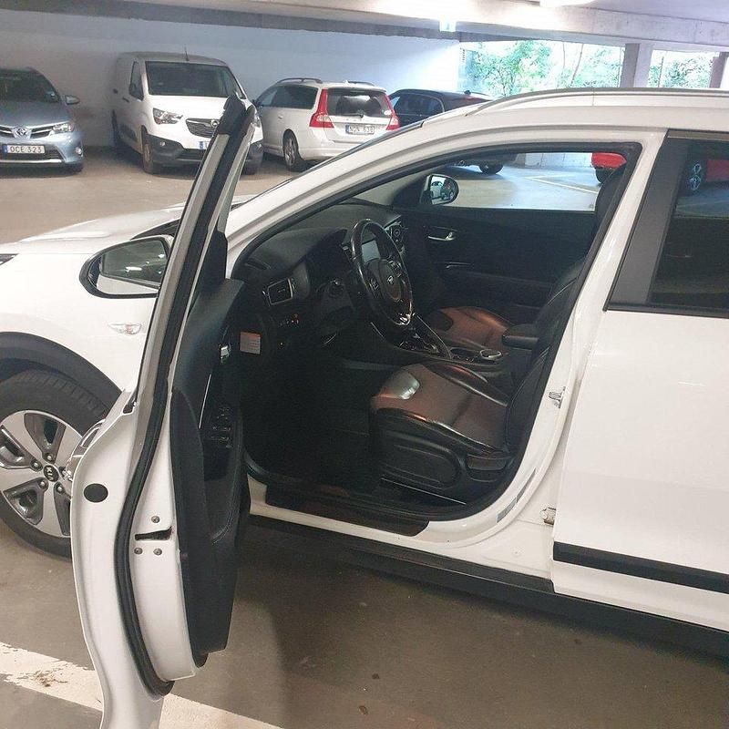 Vit Begagnad 2019 Kia Niro Advance SUV | 162 000 kr (Marknadspris) - Bild 1/4