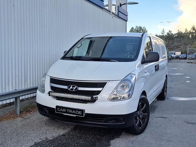 Vit Begagnad 2016 Hyundai H-1 Minibuss | 69 900 kr (Marknadspris) - Bild 1/4