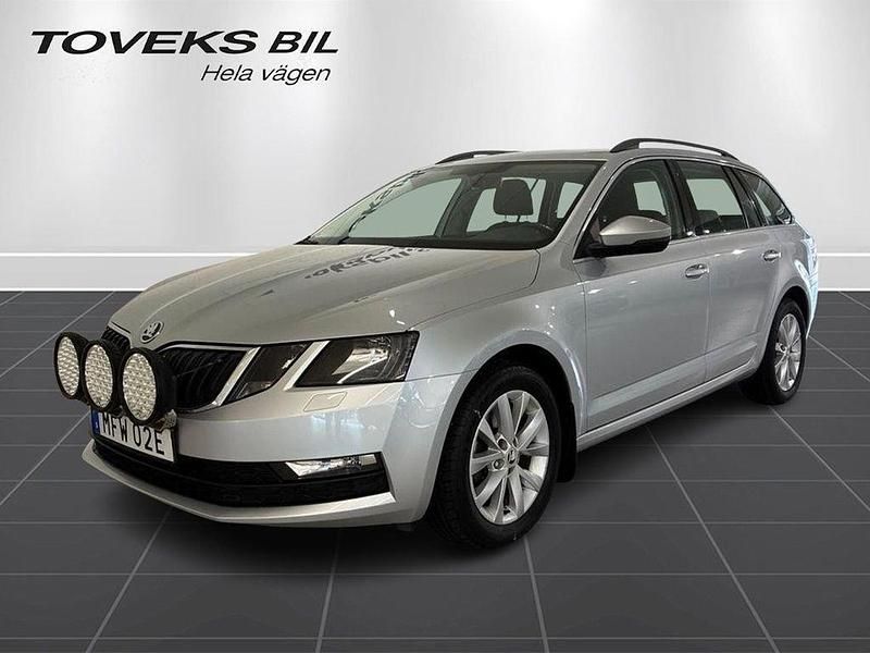 Silver (brilliant silver metallic) Begagnad 2019 Skoda Octavia Ambition Kombi | 159 900 kr (Marknadspris) - Bild 1/4