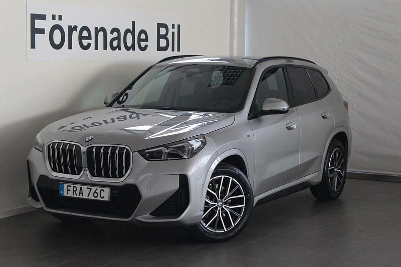 Grå Begagnad 2025 BMW X1 Comfort Edition SUV | 429 000 kr (Marknadspris) - Bild 1/4