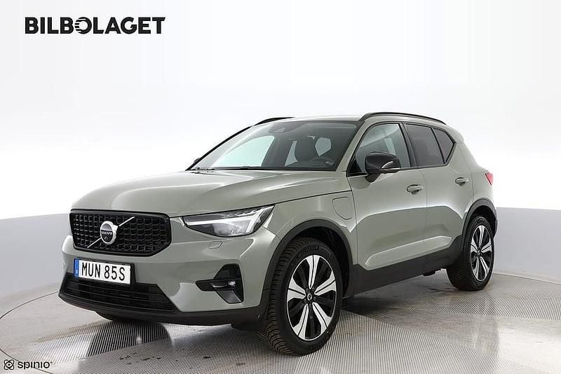 Grön Begagnad 2022 Volvo XC40 Plus SUV | 399 800 kr (Marknadspris) - Bild 1/4