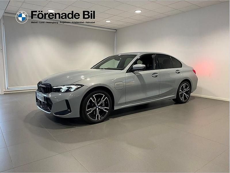 Grå Begagnad 2024 BMW 330e M Sport Sedan | 459 000 kr (Superpris) - Bild 1/4