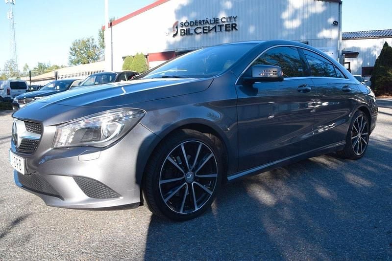 Mörkgrå Begagnad 2015 Mercedes CLA220 Sedan | 184 900 kr (Marknadspris) - Bild 1/4