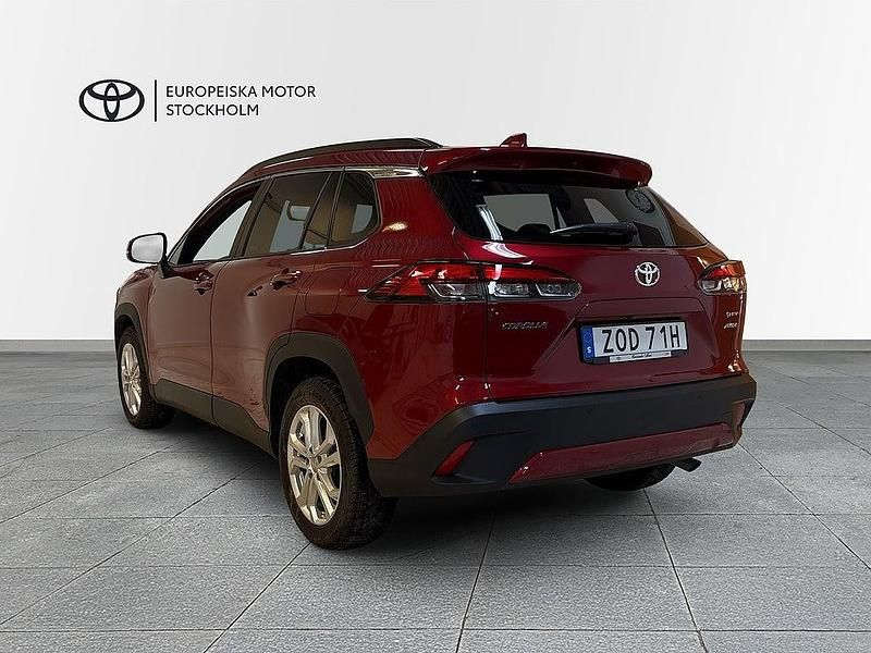 Begagnad Toyota Corolla Cross Style 197 HK (144 kW) 2024 Röd SUV