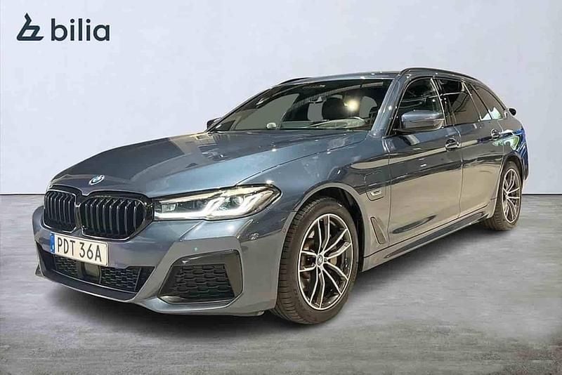 Blå Begagnad 2022 BMW 530e M Sport Kombi | 379 000 kr (Marknadspris) - Bild 1/1