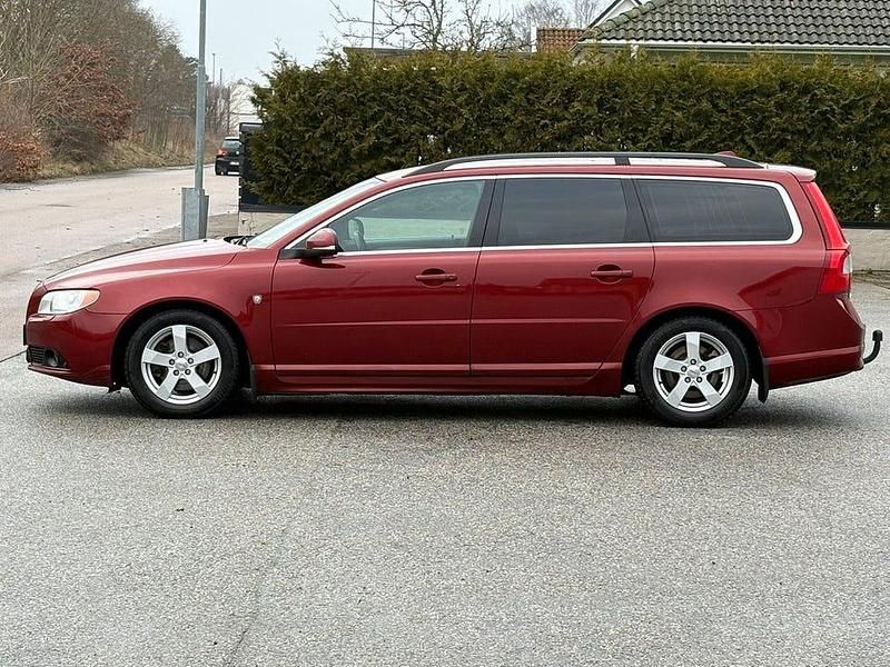 Begagnad Volvo V70 Momentum 116 HK (85 kW) 2012 Röd Kombi