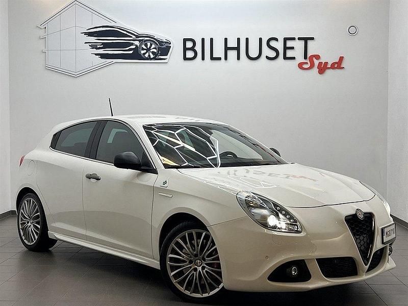 Begagnad Alfa Romeo Giulietta Quadrifoglio Verde 241 HK (177 kW) 2015 Vit Halvkombi